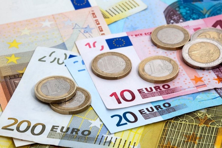 17:51 Për herë të parë në histori, Euro zbret poshtë 94 lekëve, nënçmohet me 31.4% nga 2015-a
