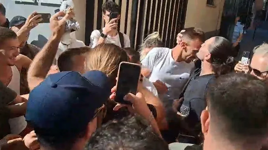 Lirohen 19 protestuesit! Përqafime dhe puthje me familjarët e miqtë jashtë komisariatit