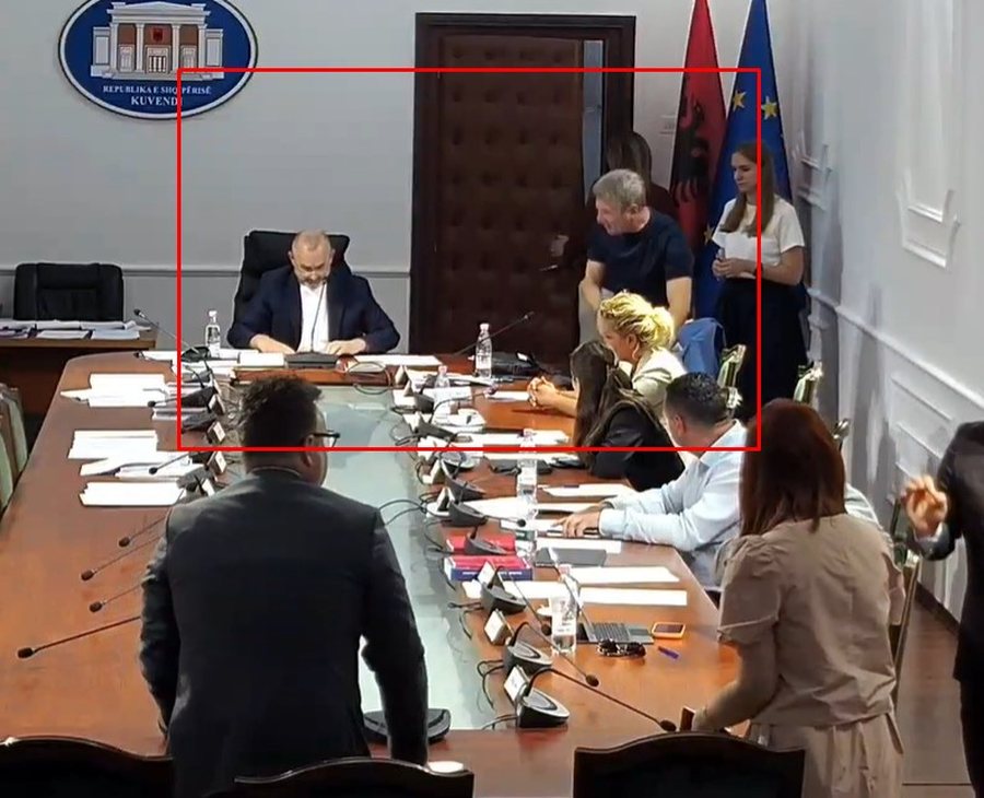 Ulsi Manja reagon për “përplasjen” me Gjiknurin dhe opozitarët