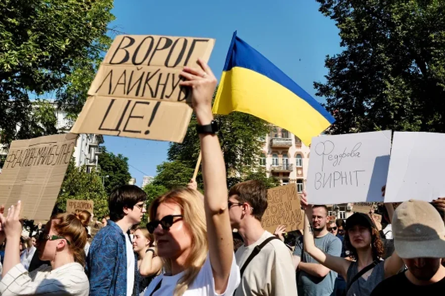 Shkarkimi i ministrit të mbrojtjes nga Zelensky shkakton protesta në Ukrainë