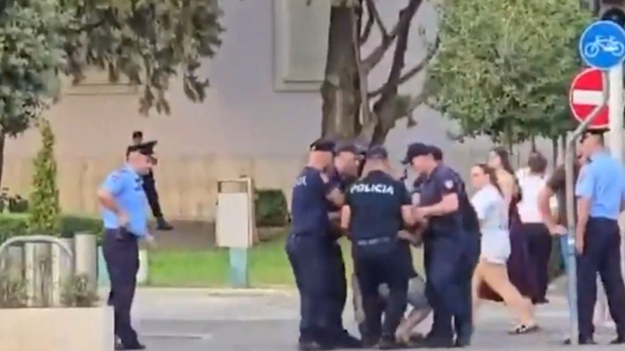 22:40 I bëri “pritë” makinës së Ramës, policia ndalon protestuesin (VIDEO)