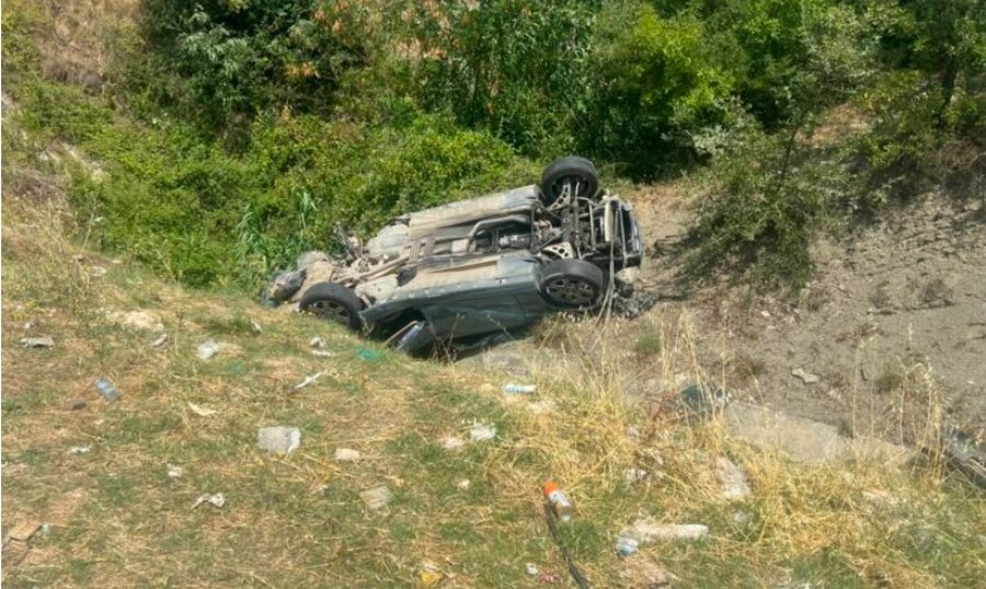 Aksident i rëndë në Gramsh, makina del nga rruga dhe rrokulliset disa herë, dy persona përfundojnë në spital