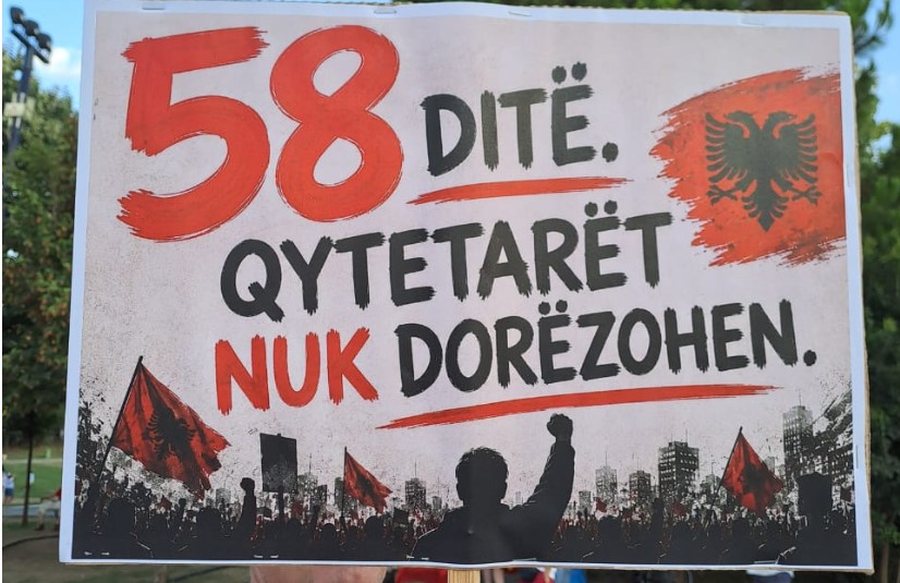 20:53 Qytetarët nuk ndalen, mblidhen në ditën e 58-të të protestës me pankarta dhe flamuj kuqezi