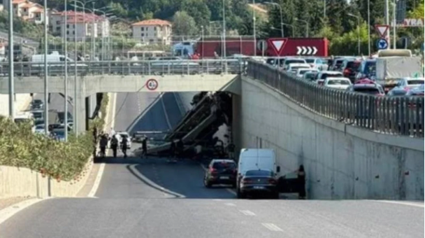 Pamjet e aksidentit të rëndë te TEG-u: Betonierja çan barrierat dhe bie në rrugë, dy të vdekur (Video)