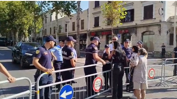 Tensione pranë Kuvendit/ Qytetarja kërkon të kalojë përmes gardhit metalik, përplaset me policinë