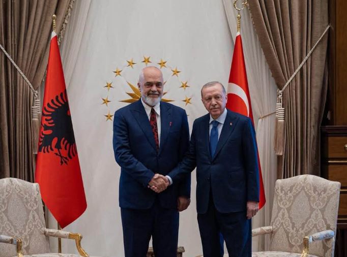 15:27 Samiti i NATO-s, Rama takim me Erdogan në Ankara: Mik i çmuar