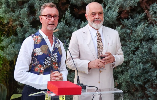 I përfundon mandati 3-vjeçar/ Ambasadori i BE-së dekorohet nga Rama