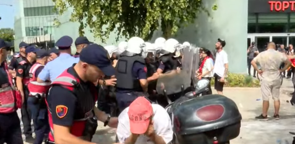 Tensione jashtë Kuvendit! Pas përdorimit të sprajit djegës, polici i vjen në ndihmë qytetarit