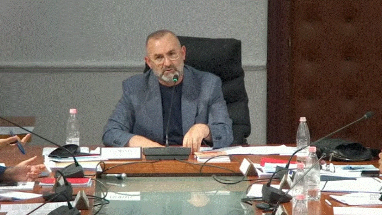 13:04 PS gati të ndryshojë Kushtetutën për zgjatjen e mandatit të prokurorëve të SPAK, PD kundërshton propozimin e Manjës