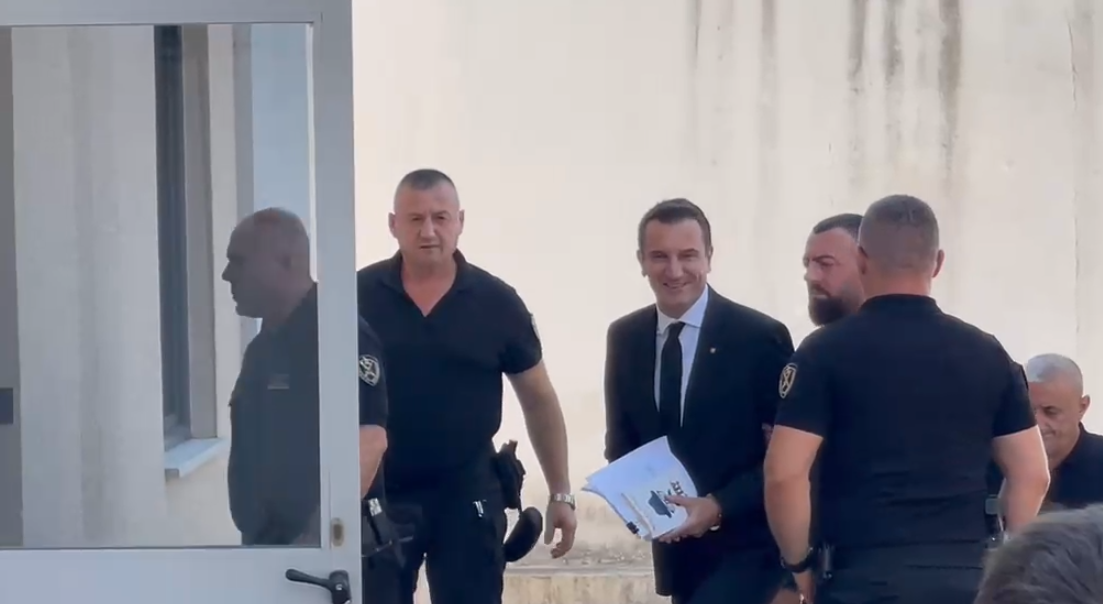 13:12 Gjyqi me Ols Dadon, Erion Veliaj mbërrin në Gjykatën Administrative (VIDEO)