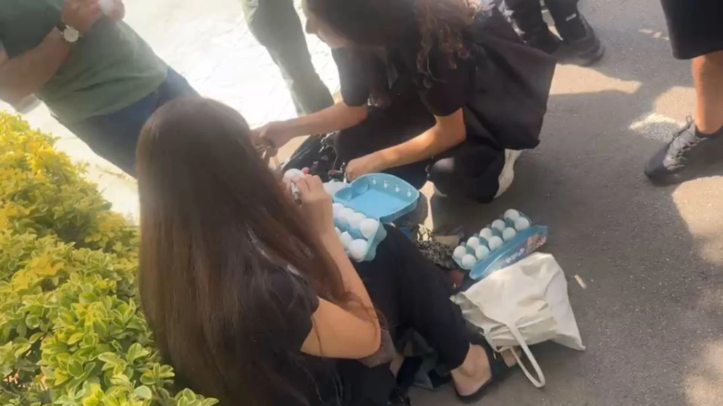 Protestuesit mblidhen te Kuvendi, personalizojnë vezët me emrat e deputetëve dhe ndryshojnë strategji, policia ‘gardh’ para institucionit