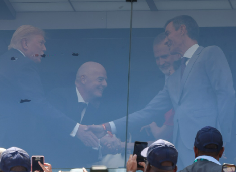 Fotoja më e komentuar e finales së Botërorit: Takimi mes Pedro Sánchez dhe Donald Trump