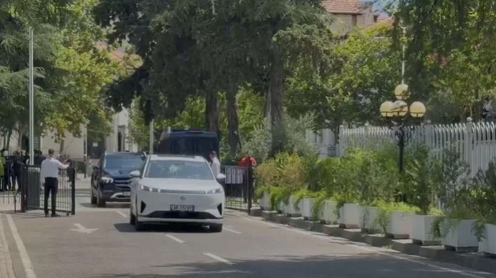 Protestuesve ‘u shpëtojnë’ disa deputetë që u futën nga dera e pasme, por gjuajnë me vezë makinën e Çuçit dhe Kumbaros, deputeti ua kthen me batutë