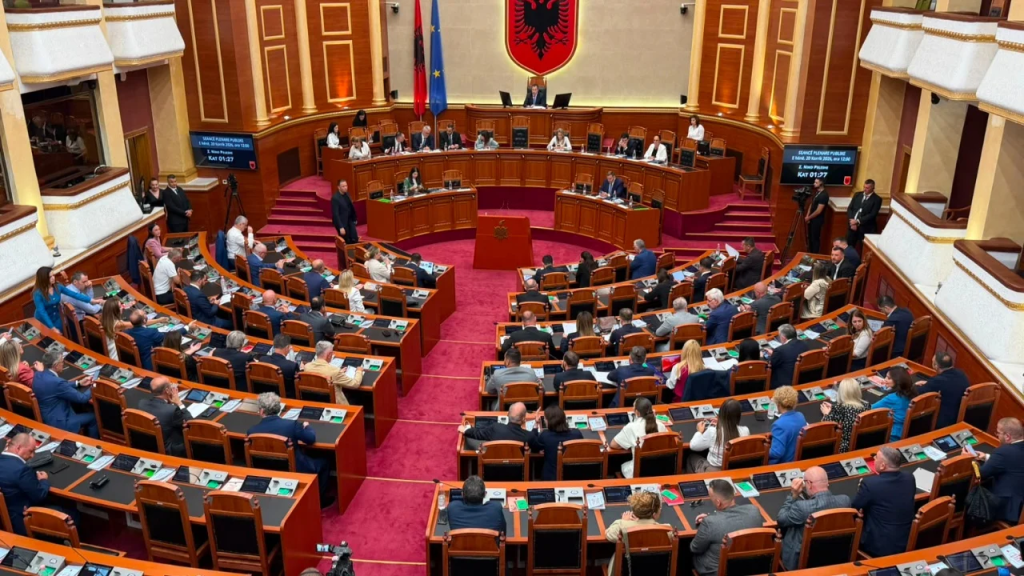 Debate dhe përplasje në Kuvend pas ndryshimit të rëndit të ditës, Berisha-Peleshit: Do mbetesh në histori si armik i Kushtetutës