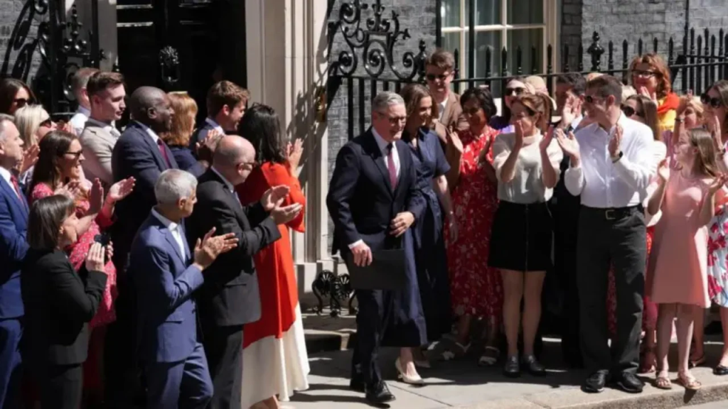 Starmer largohet nga Downing Street me buzëqeshje: Jam krenar për gjithçka që kemi arritur