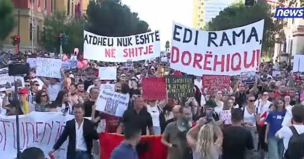 Sot në orën 10:00 protestuesit mblidhen para SPAK: Do të dorëzohet libri “Albanian Files”