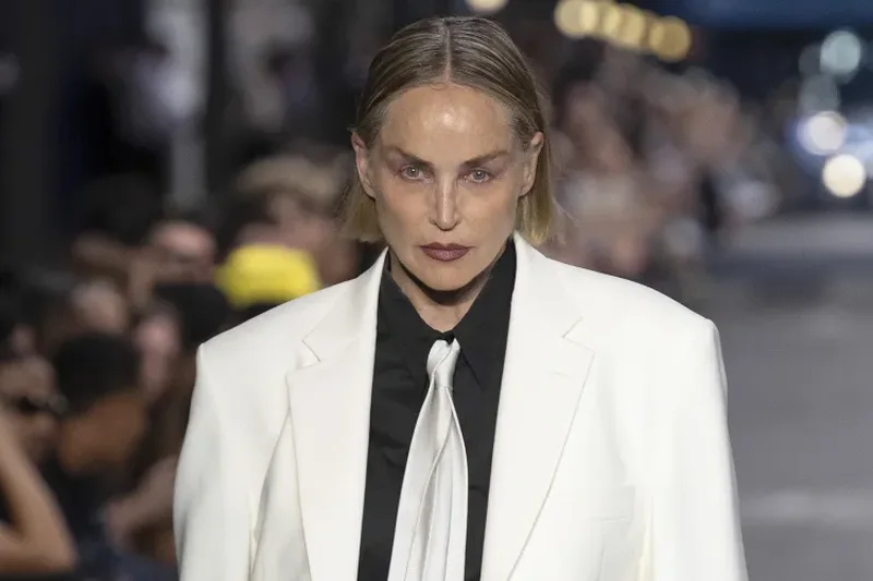 Sharon Stone rikthehet në pasarelë pas 33 vitesh, surprizon në Javën e Modës në Paris