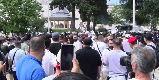 Protestuesit nuk ndalin revoltën para Parlamentit: Arresto Ballukun!
