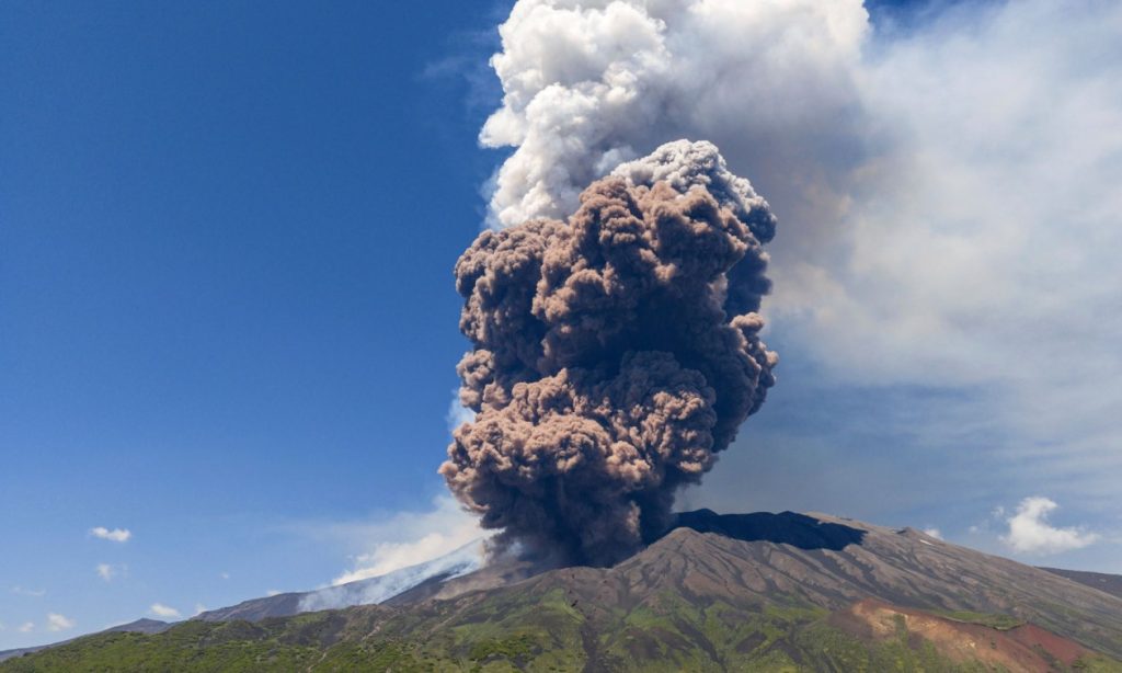 Zgjohet Etna! Re e dendur hiri mbi vullkanin më të madh aktiv në Europë, pezullohen fluturimet