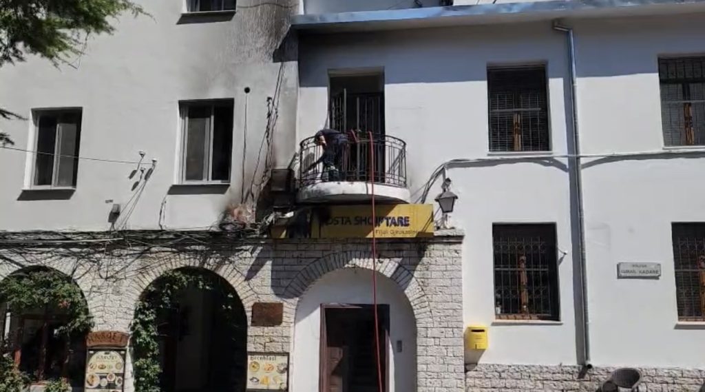 Zjarr në fasadën e godinës së Postës Shqiptare, shmanget përhapja e flakëve