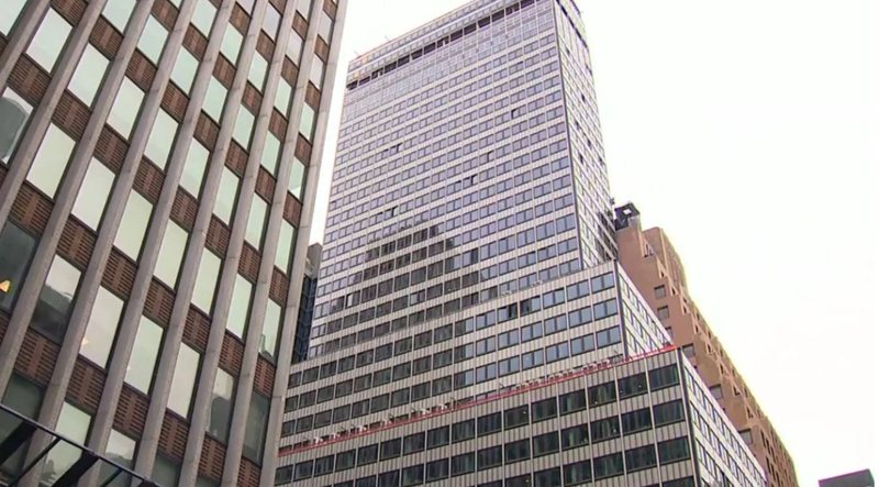 Tulla që bien dhe kolona të përkulura, evakuohet ndërtesa 38-katëshe në Manhattan