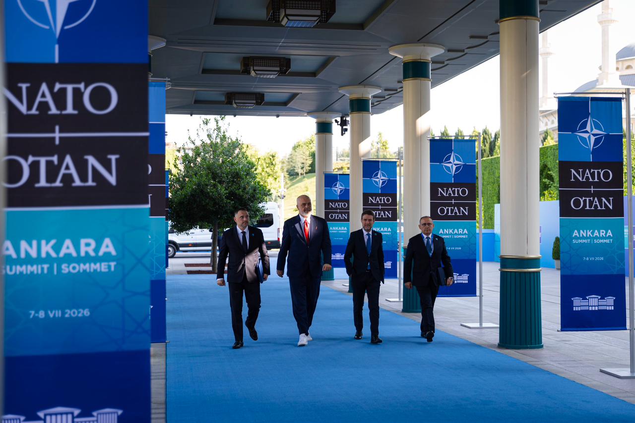 10:38 I shoqëruar nga ministrat Hoxha dhe Nufi, Rama mbërrin në Samitin e NATO-s. Takim me Rutte