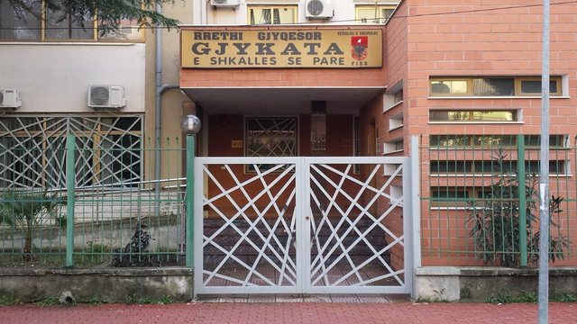 Dhunimi i 17-vjeçares/ Zbardhet dëshmia e nënës së 15 vjeçares: Drejtoria e Shkollës na nxori jashtë