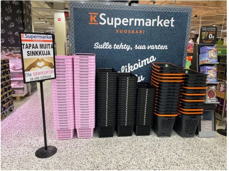 Shporta rozë për beqarët në supermarket/ Finlandë, moda për të gjetur dashurinë jashtë aplikacioneve