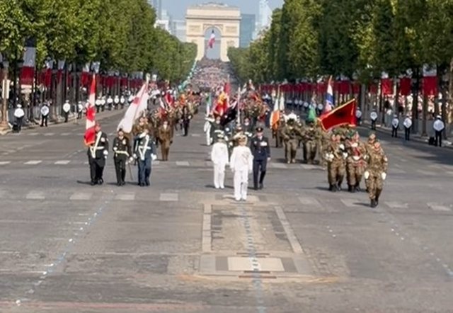 Trupat shqiptare parakalojnë në Paris, flamuri kuqezi në paradën e 14 korrikut
