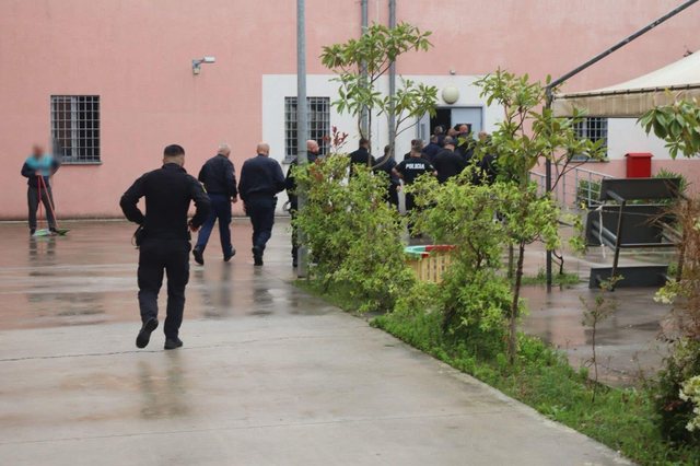 11:10 Amnistia Penale hyn në fuqi, qindra të dënuar lënë sot burgjet/ Ja kush përfiton dhe kush përjashtohet