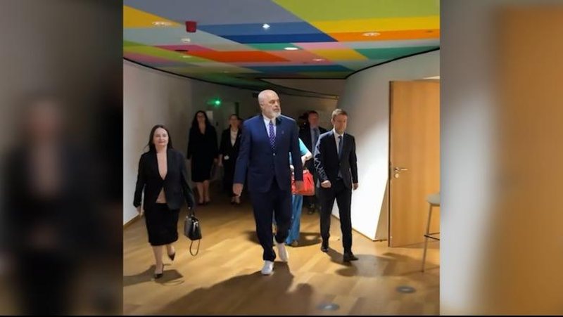 09:09 “Hajde, kemi foto, gjëra të rëndësishme”/ Rama publikon ‘prapaskenat’ nga Brukseli: Batuta me ministrat dhe momentet nga mbyllja e tre kapitujve me BE