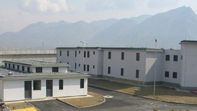 09:52 Zbatimi i Amnistisë Penale/ Dhjetëra të dënuar lënë burgjet në Korçë