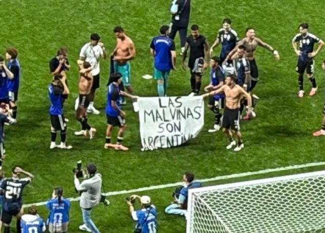 Thyhen rregullat nga Argjentina, lojtarët shpalosin parullën politike pas fitores
