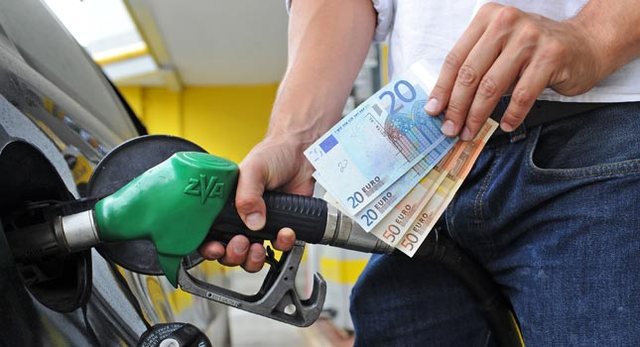 Çmimi i naftës në Shqipëri kalon 2 euro, më i shtrenjti në rajon, Serbia rikthen masat mbështetëse