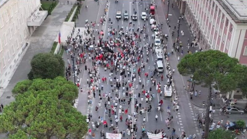 Protesta në bulevard, Balla: Ata që kishin shqetësime legjitime nuk janë më aty, kanë mbetur “sorrat”