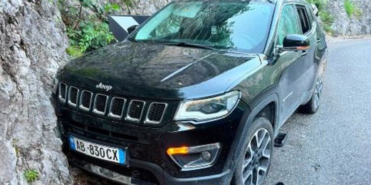 Incident në rrugën e Dukagjinit, gurët bien mbi makinën e turistëve