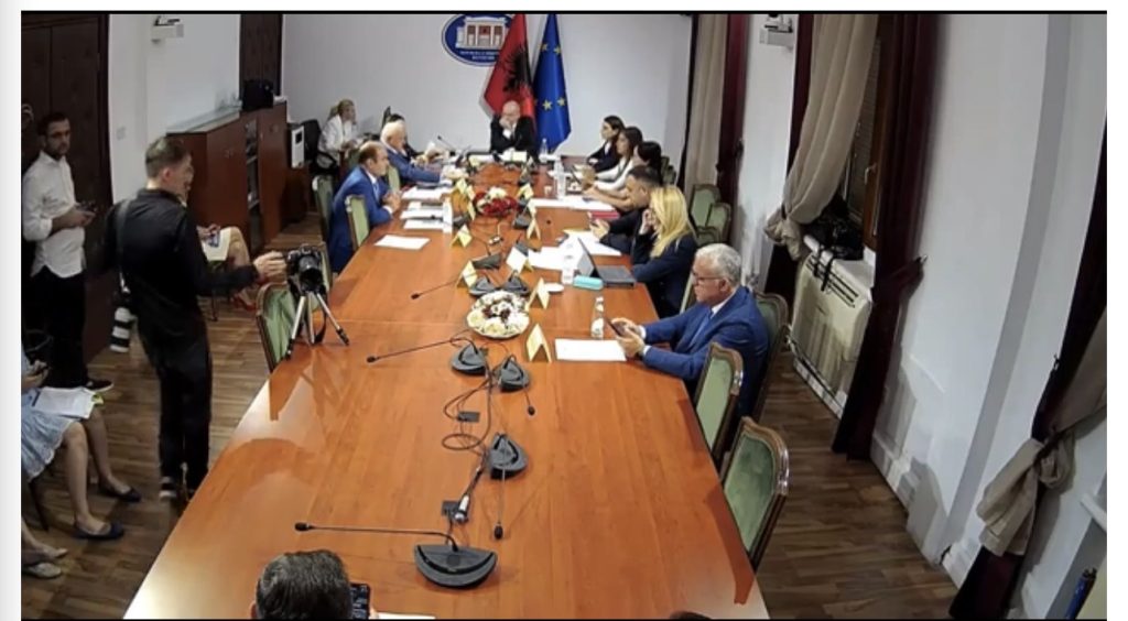 “Me ty dhe Snezhanat nuk mbaj qëndrim, pusho”/ Përplasje te Komisioni i Punëve të Jashtme