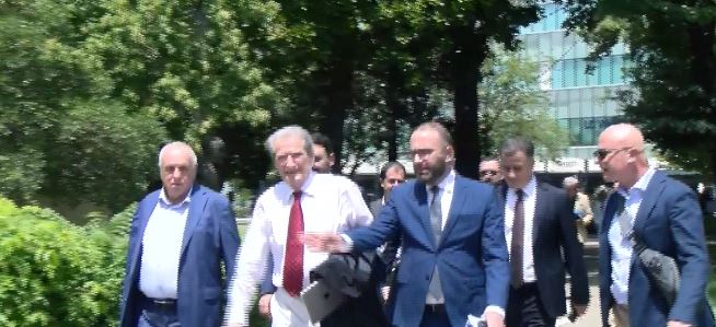 Opozita thyen bojkotin, shmang protestuesit dhe hyn në Kuvend nga…