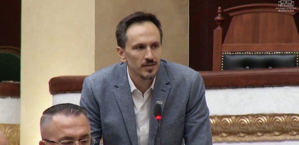 Deputeti Redi Muçi: Nëse u rrethoni me tela me gjemba tokat shqiptarëve, protestat do ju dalin në ballë