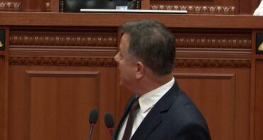 “Dëgjoni protestuesit!”/ Noka ashpërson gjuhën në Kuvend ndaj socialistëve: Zhgarravina!