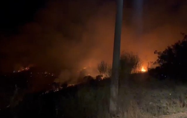 Zjarr në Ksamil/ Banorët, në alarm