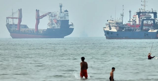 Çmimet e naftës bien/ SHBA-të dhe Irani ndërpresin sulmet për Ngushticën e Hormuzit