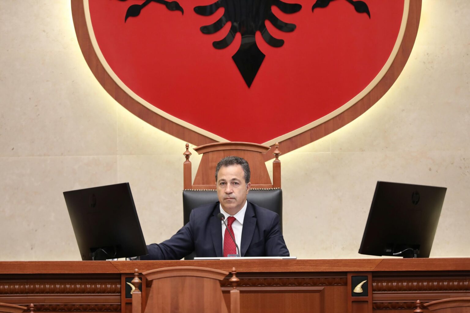10:15 Qytetarët rrethuan Kuvendin! Nis seanca plenare, në rend dite ndryshime në përbërjen e komisioneve