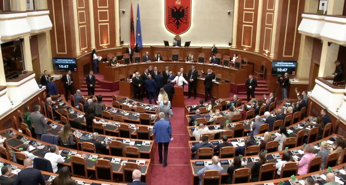 10:53 Marrëveshja me SHBA-në kalon me procedurë të përshpejtuar, Peleshi cakton seancë në orën 15:00, PD bllokon foltoren! Mbyllet seanca