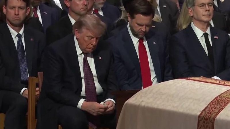 Momenti viral: Trump i ofron karamele JD Vance gjatë funeralit të Lindsey Graham, zëvendëspresidenti e refuzon