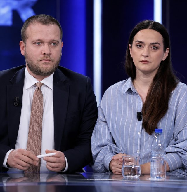 “Gënjeshtar, qesharak!”/ Aktivistja përplaset me deputetin e PS: Jeni parlament analfabetësh! Bido: Unë jam profesor!