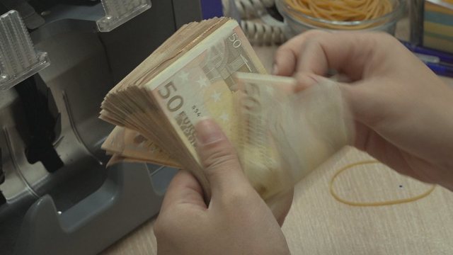 Euro zbret në 93.88 lekë! Fluksi i lartë i turistëve forcon monedhën tonë