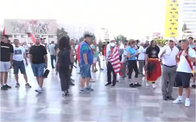 19:11 Dita e 35 e protestës/ Nis grumbullimi i qytetarëve