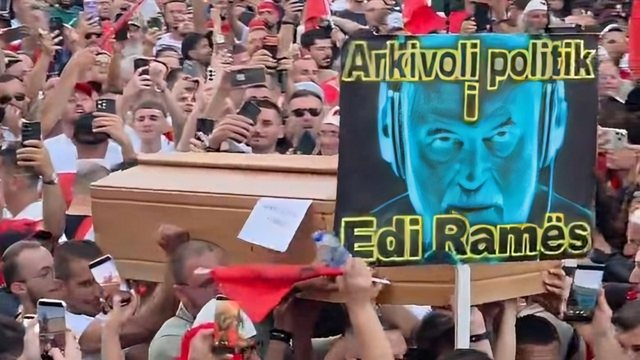 Protestuesit sjellin një arkivol simbolik para kryeministrisë: Arkivoli politik i Edi Ramës