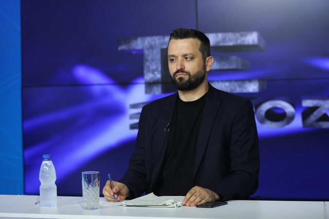 “Jam gangster i gangsterëve, të mbyll gojën me ngjitëse!”/ Aktivisti rrëfen dhunën në automjetin e policisë